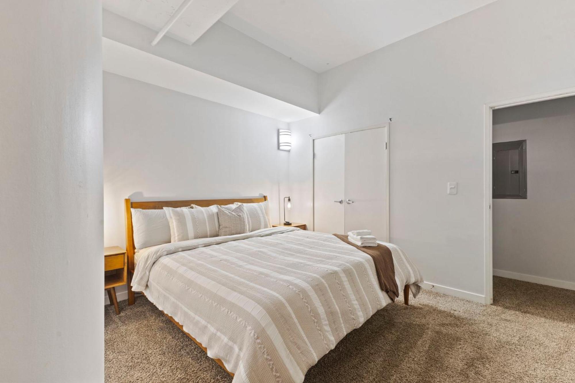 Indy City Loft - Convention Center - Sleeps 7 - Stadium Access インディアナポリス エクステリア 写真